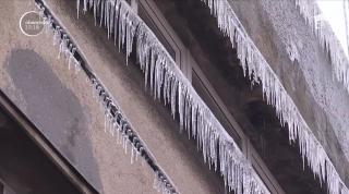 Pericolul provocat de ploaia înghețată rămâne major și după dezgheț, din cauza țurțurilor