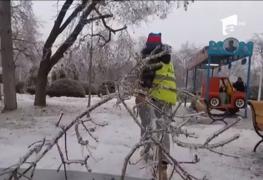 Peste 400 de maşini au fost avariate în Bucureşti în urma ploii de gheaţă