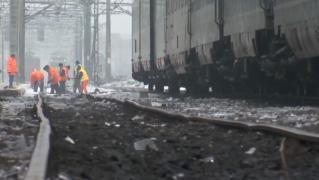 Ploaia înghețată a lăsat liniile de tren fără curent, la intrarea în București