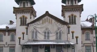 Gara Regală din Curtea de Argeş a ajuns o ruină. Nicio firmă de construcţii nu s-a angajat să o repare