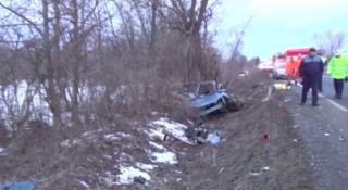 Un om a murit, alţi trei au ajuns la spital, după ce un autoturism a intrat într-un autocar plin cu pasageri, în Caraş Severin