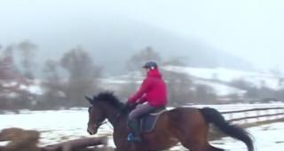 Călăria prin zăpadă, o alternativă tot mai populară la sporturile de iarnă