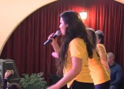 O antrenoare din Oradea ajută oamenii să scape de kilogramele în plus cu ajutorul şedinţelor de Kangoo Jumps