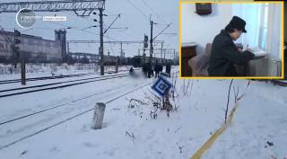 Trupul studentului mort care a sărit din tren, la Roman, a stat o oră în zăpadă, până a fost găsit