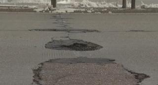 Dezghețul dezvăluie drumurile cu și mai multe gropi, după episodul de iarnă grea