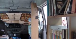 Un microbuz vechi a scăpat de casare şi a prins viaţă, din nou, sub forma unei biblioteci