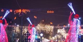Ornamentele de sărbătoare din Bucureşti continuă să împodobească bulevardele