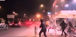 Un şofer furios a spulberat cu maşina mai mulţi tineri care aşteptau să intre într-un club, la Roma