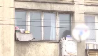 Un locatar din Iaşi şi-a montat maşina de spălat la geam, pe exteriorul blocului (Video)