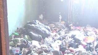 Apartament din Târgu Jiu, veritabilă groapă de gunoi. Proprietarul colecţiona deşeuri de pe străzi