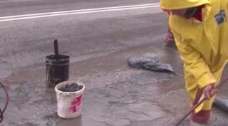 Drumari filmaţi în timp ce asfaltează DN1 pe timp de ploaie (Video)