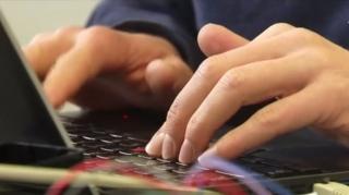 Patru români, acuzaţi de mii de atacuri online în Europa