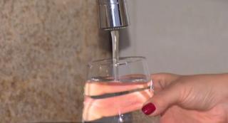 Scandalul apei potabile din Bucureşti. O femeie susţine că apa de la robinet i-a cauzat o reacţie alergică