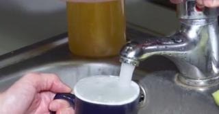 Un director al Apa Nova a băut apă de la robinet, pentru a demonstra că este bună. Ministrul Sănătăţii recomandă prudenţă