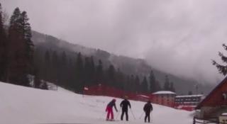 Viscol pe Valea Prahovei. Turiştii sunt sfătuiţi să nu schieze ori să plece în drumeţii