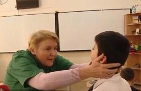 Epidemia de gripă a trimis copiii în vacanță mai devreme. Unii părinţi i-au dus la mall