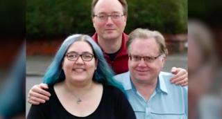 Are un soţ, un logodnic şi alţi doi parteneri şi nimeni nu are nimic împotrivă