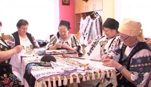 Într-o comună mureşeană, câteva gospodine au reînviat vechea şezătoare