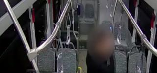 Şofer rănit, după ce autobuzul cu care circula a fost atacat cu pietre de un grup de tineri, la Constanţa