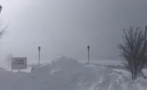 Statele Unite sunt paralizate de una dintre cele mai grele ierni din istorie. Cel puţin 21 de persoane şi-au pierdut viaţa