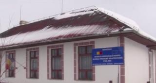 Condiţii crâncere pentru elevi într-o şcoală din Suceava, însă magazia cu lemne are geamuri termopan