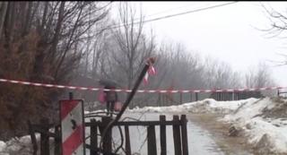 Drum comunal din Vâlcea, surpat din cauza ninsorilor şi ploilor abundente