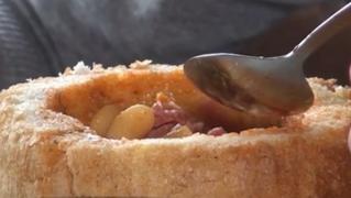 Pita din Ardeal ţine loc de strachină pentru ciorba de fasole