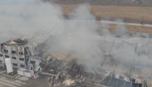 Fabrica de condimente din Alba arde de două zile. Pagubele sunt uriașe