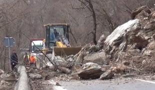 Drum blocat în judeţul Caraş Severin, din cauza alunecărilor de teren