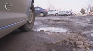 Străzi pline de gropi în București, după ploaia înghețată