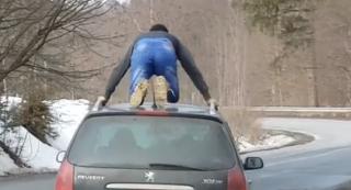 Călătorie periculoasă pentru un tânăr pe plafonul unei maşini, între Sinaia şi Târgovişte (Video)