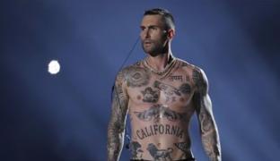 Adam Levine, la bustul gol pe scena Super Bowl. Reacţia neaşteptată a fanilor