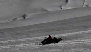 Avalanşa în Munţii Călimani, un mort şi doi răniţi. Tragedia ar fi fost provocată chiar de cei trei turişti