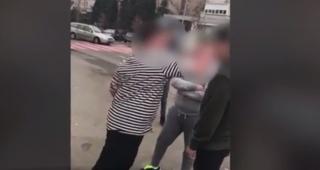 Copil umilit şi bătut pe stradă din Baia Mare de trei colegi de şcoală