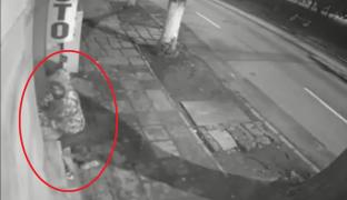 Un hoț din Brăila a ratat jaful, după ce a rupt clanța de la intrarea unui magazin (Video)