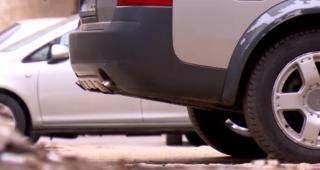 Hoţi de combustibil în Bucureşti. Indivizii vandalizează maşinile ca să fure benzina şi motorina