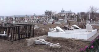 Cimitir din judeţul Vaslui, vandalizat pe timpul nopții