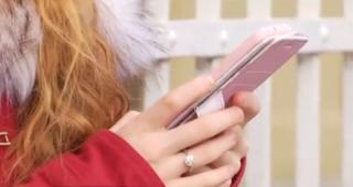 Studiu: Posesorii de smartphone îşi verifică telefoanele de 80 de ori pe zi