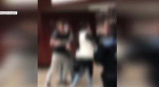 Doi paznici de la metrou, bătuți cu pumnii și picioarele de un cuplu