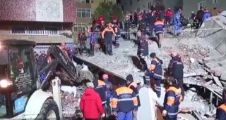 Fetiță din Turcia, salvată după 18 ore de sub dărâmâturile unui bloc prăbuşit