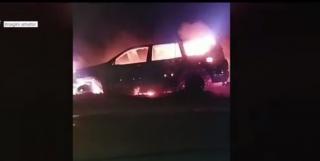 Un şofer beat şi-a dat foc la maşină cu ţigara, după un grav accident în Argeş