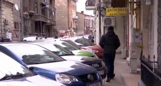 Noi măsuri pentru şoferii care parchează haotic. Maşinile ar putea fi ridicate şi de pe trotuare