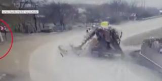 Un bărbat din Buzău, la un pas să fie strivit de nişte buşteni căzuți dintr-un camion