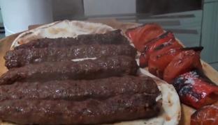 Un român din Alba prepară kebap de oaie ca la Istanbul
