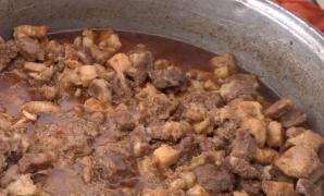 Ospăț cu preparate din carne de porc, la Satu Mare