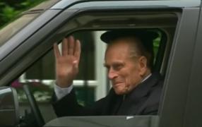 Prințul Philip, soțul reginei Elisabeta a II-a, renunță la permisul de conducere