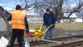 Trenul deraiat din Bistrița: angajații CFR au venit abia luni ca să înlocuiască șuruburile la calea ferată