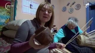 O familie din Bistriţa-Năsăud transformă papura în pălării, coşuri sau genţi
