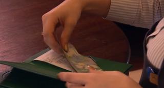 Patronii de hoteluri şi restaurante vor ca bacşişul să fie plătit cu cardul, dar fără TVA