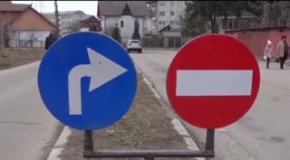 Semnalizare care sfidează legea circulaţiei, în localitatea argeşeană Câmpulung